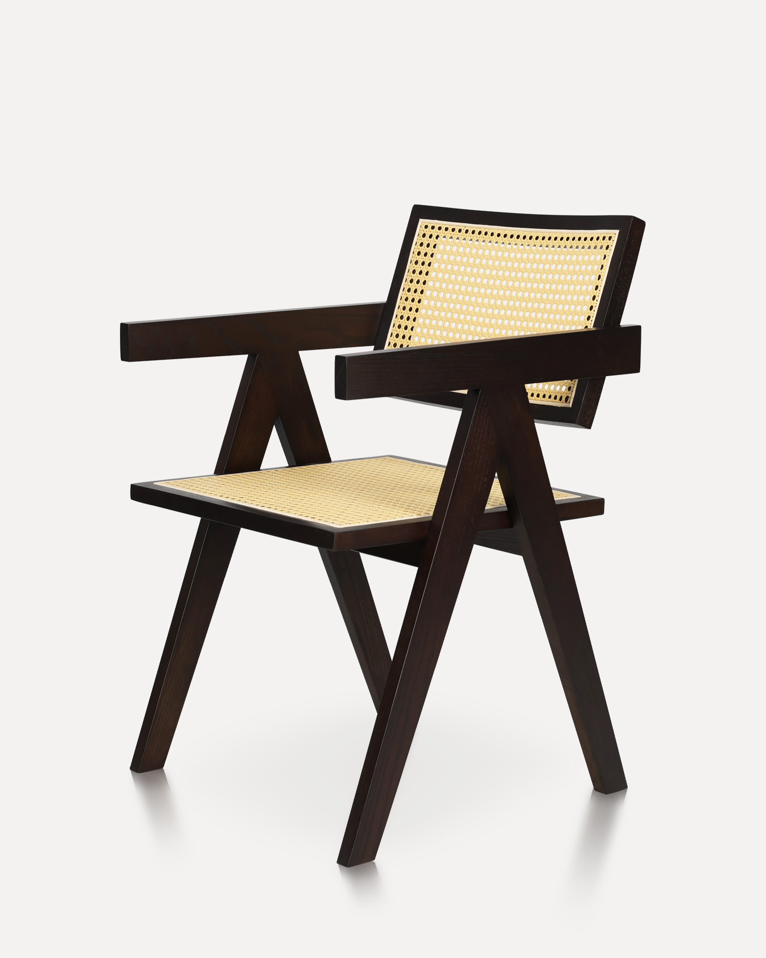 Минималистские столовые стулья из ротанга