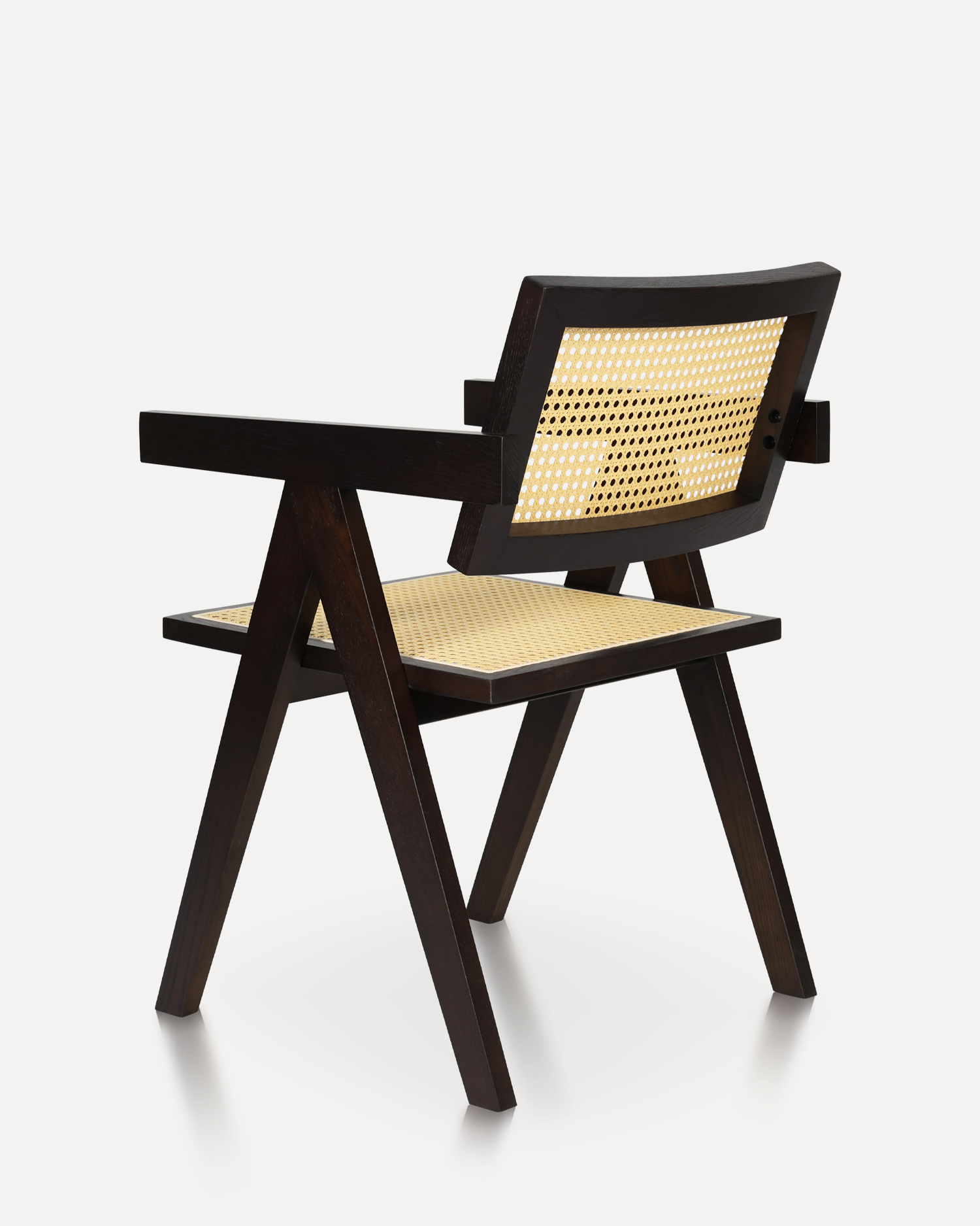 Минималистские столовые стулья из ротанга Минималистские столовые стулья из ротанга