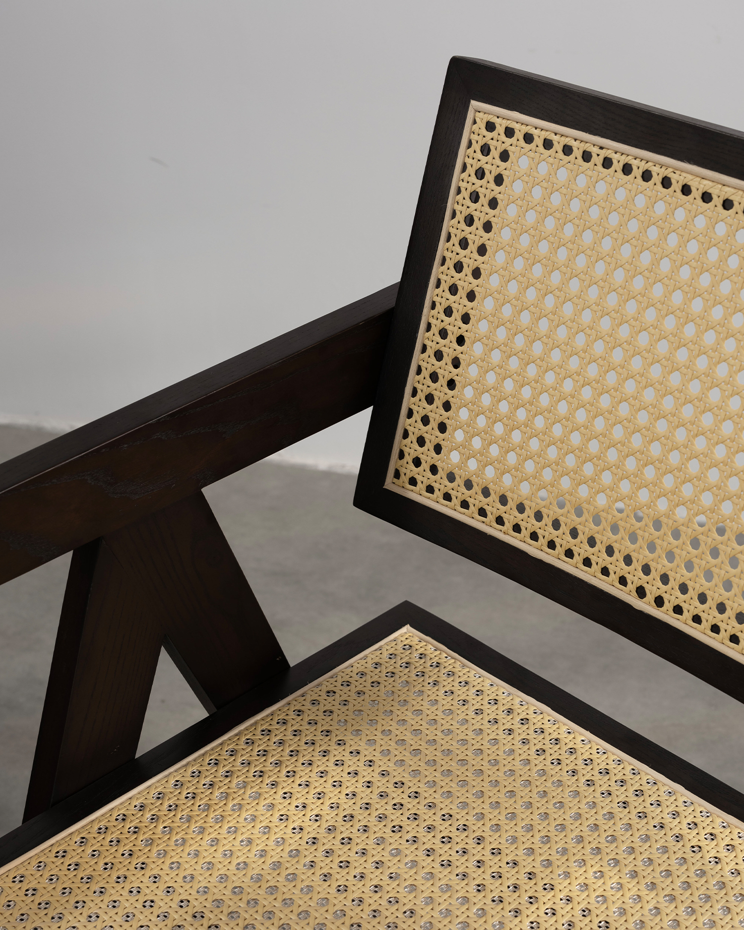 Минималистские столовые стулья из ротанга Минималистские столовые стулья из ротанга