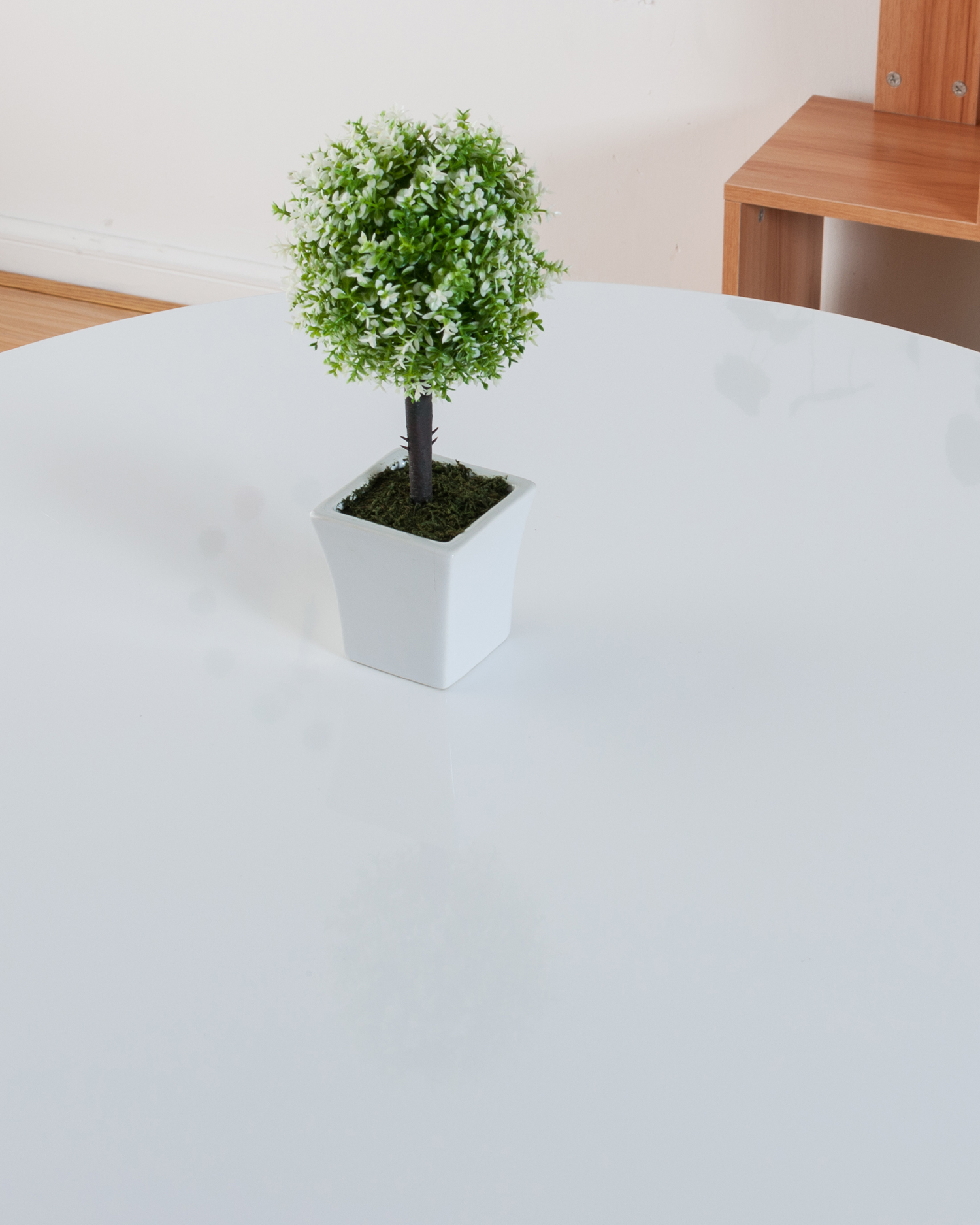 Обеденный столик с нордическим круглым деревом Обеденный столик с нордическим круглым деревом