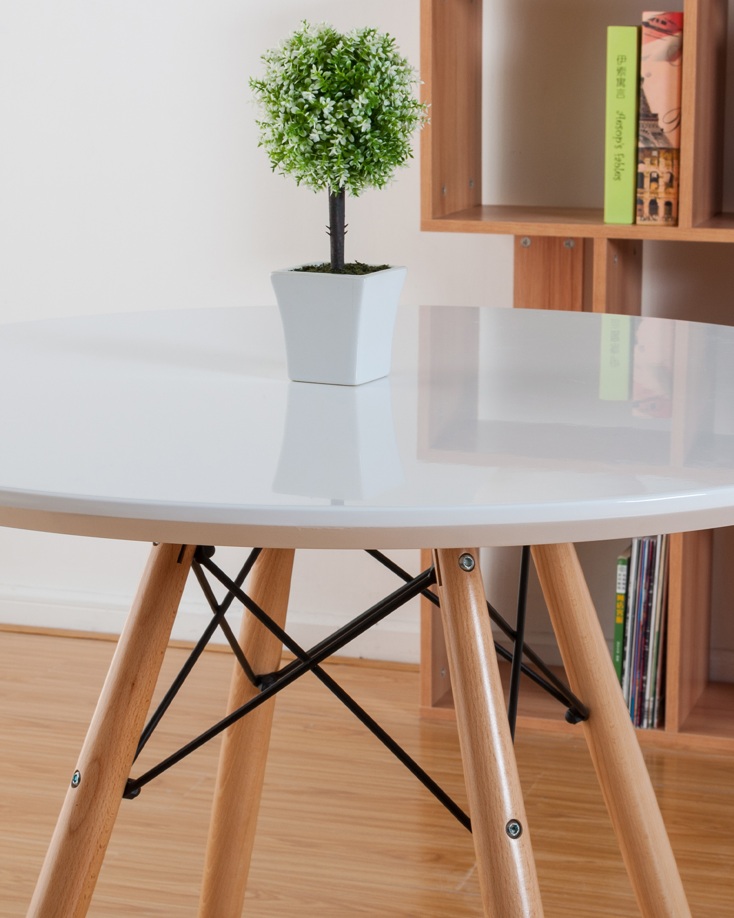 Обеденный столик с нордическим круглым деревом Обеденный столик с нордическим круглым деревом