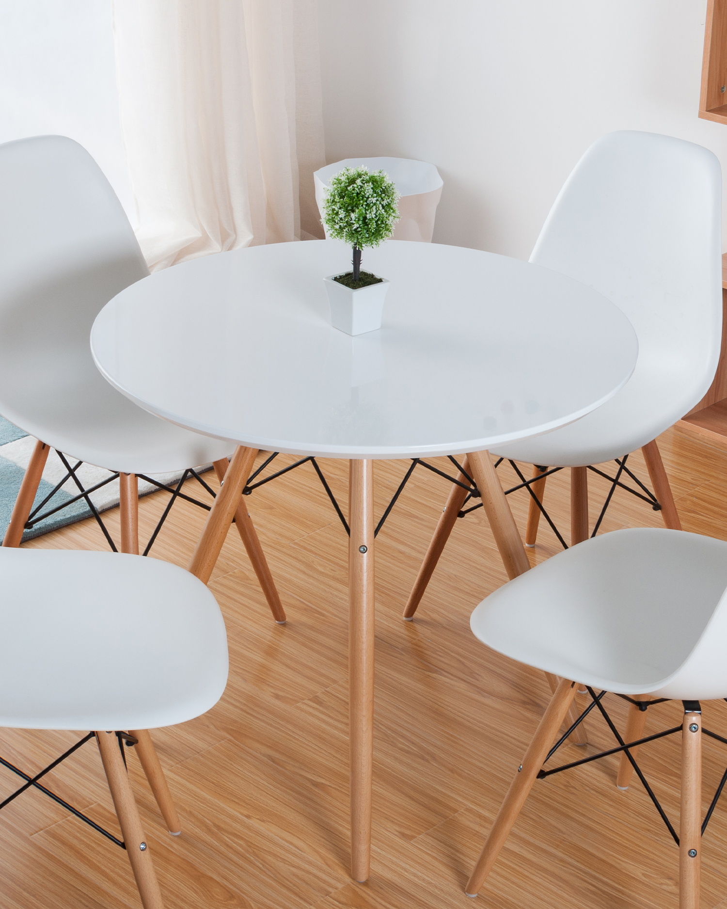 Обеденный столик с нордическим круглым деревом Обеденный столик с нордическим круглым деревом