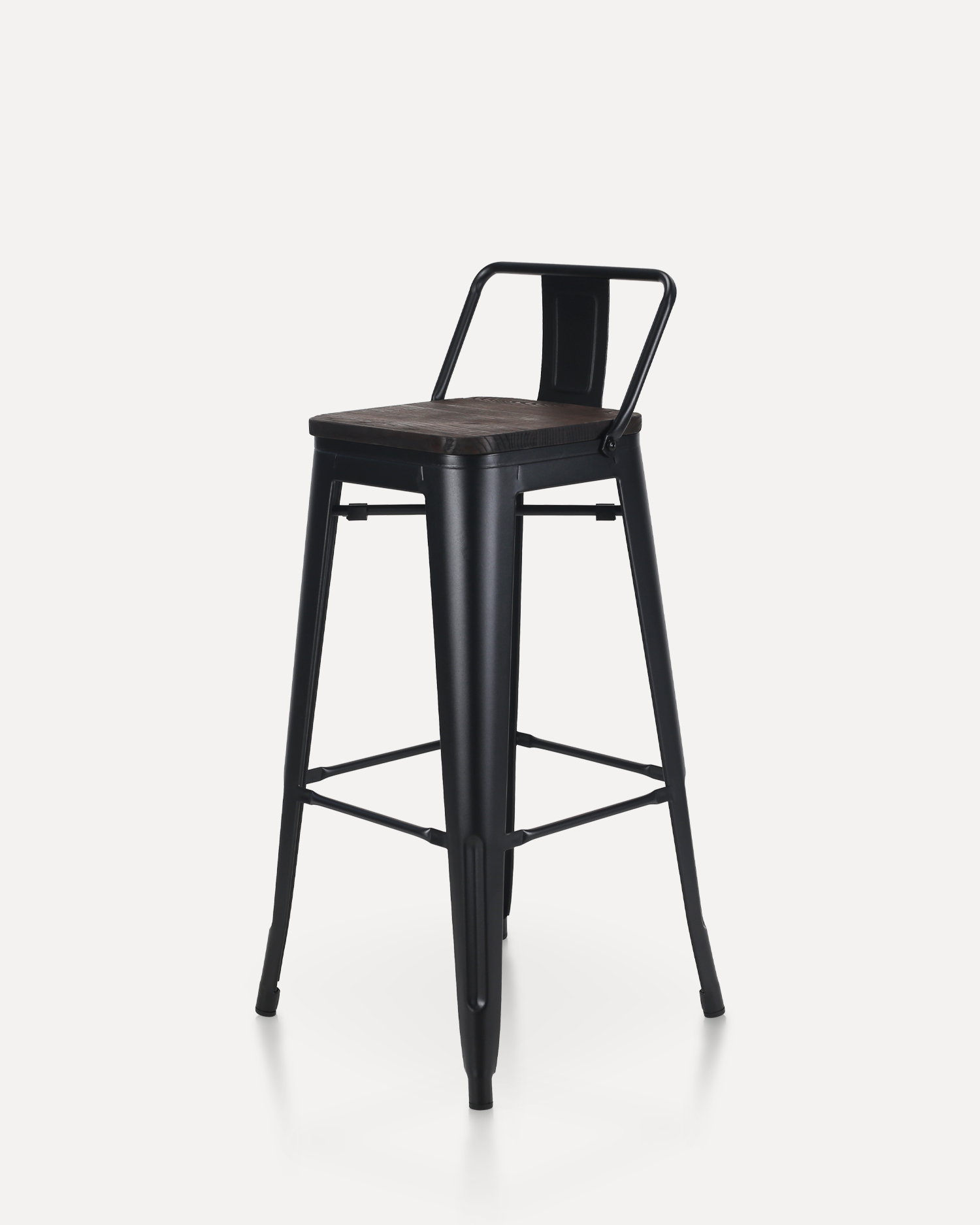 Стулья в деревенском внутреннем дворике