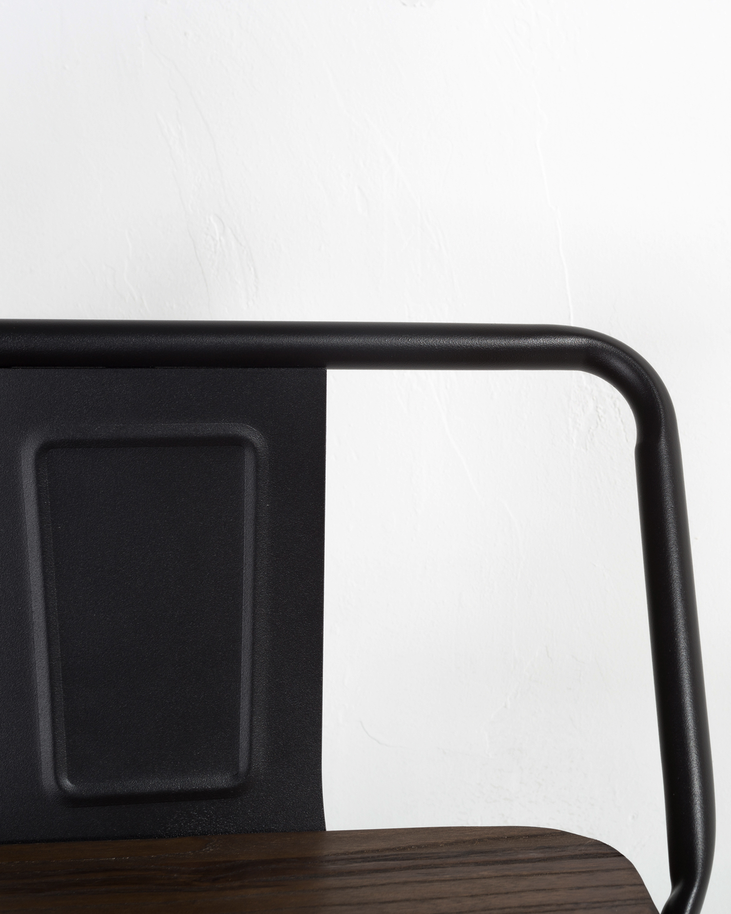 Стулья в деревенском внутреннем дворике Стулья в деревенском внутреннем дворике