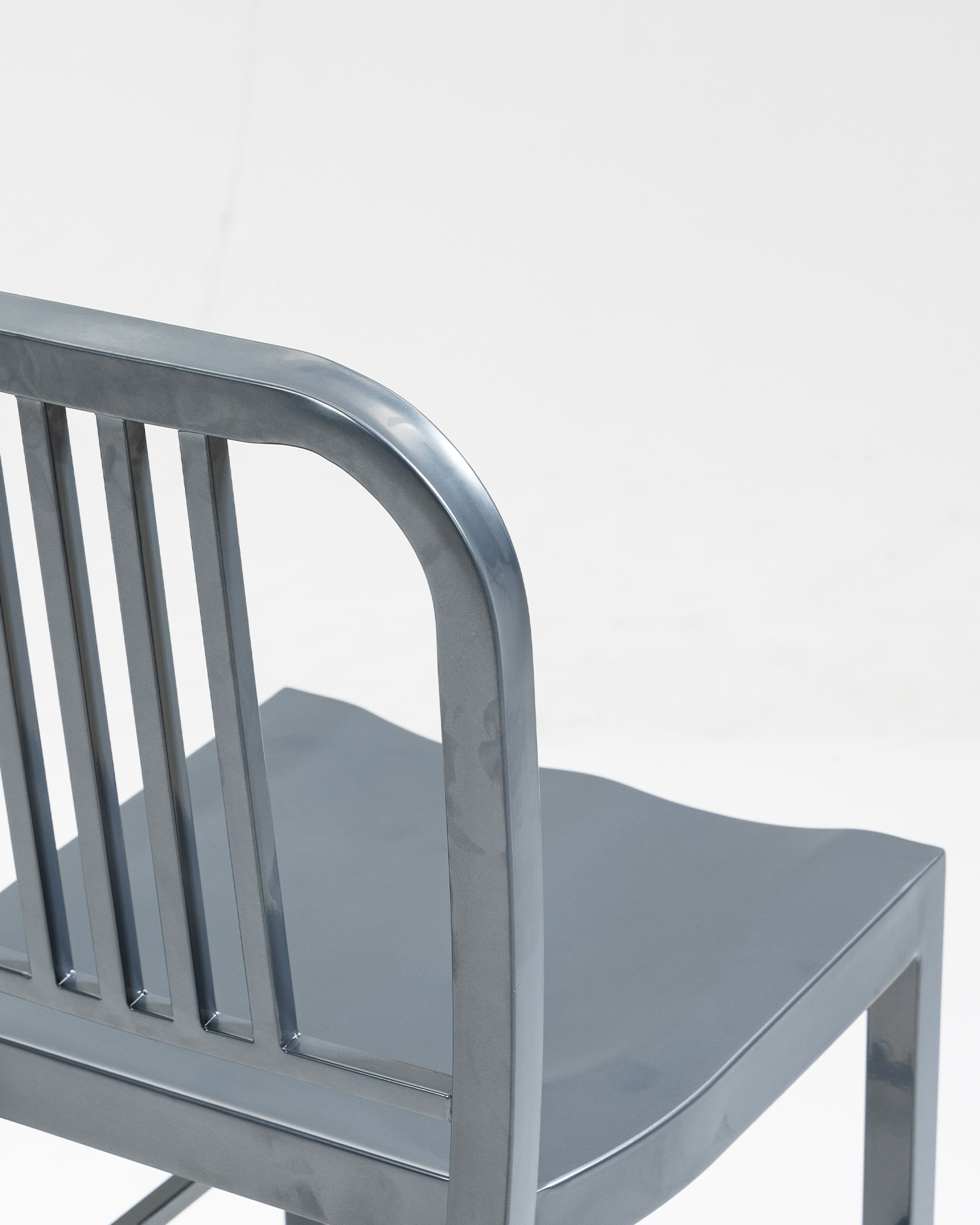 Железное кресло с вечным дизайном Железное кресло с вечным дизайном