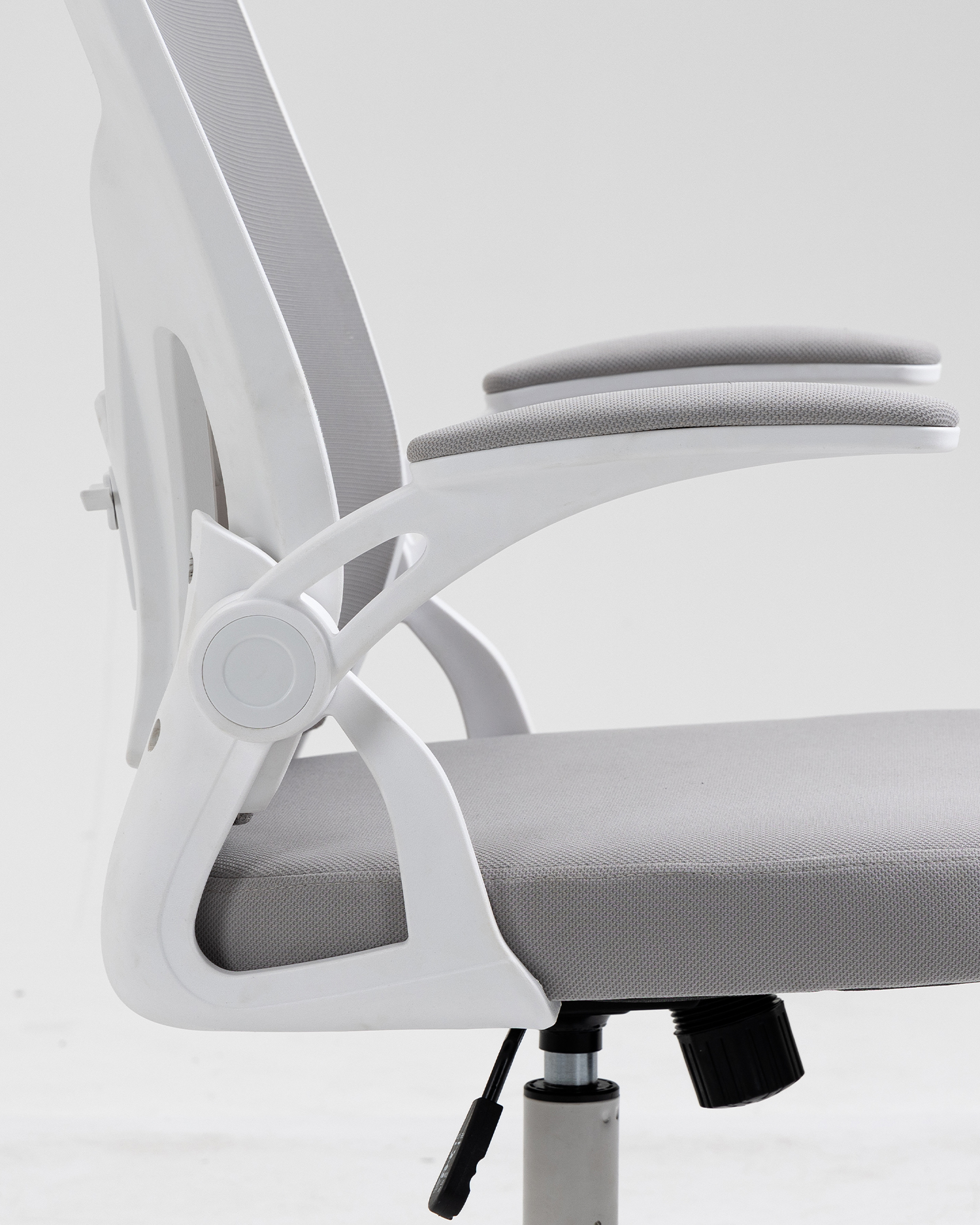 Офисное кресло с регулируемым подлокотником Офисное кресло с регулируемым подлокотником