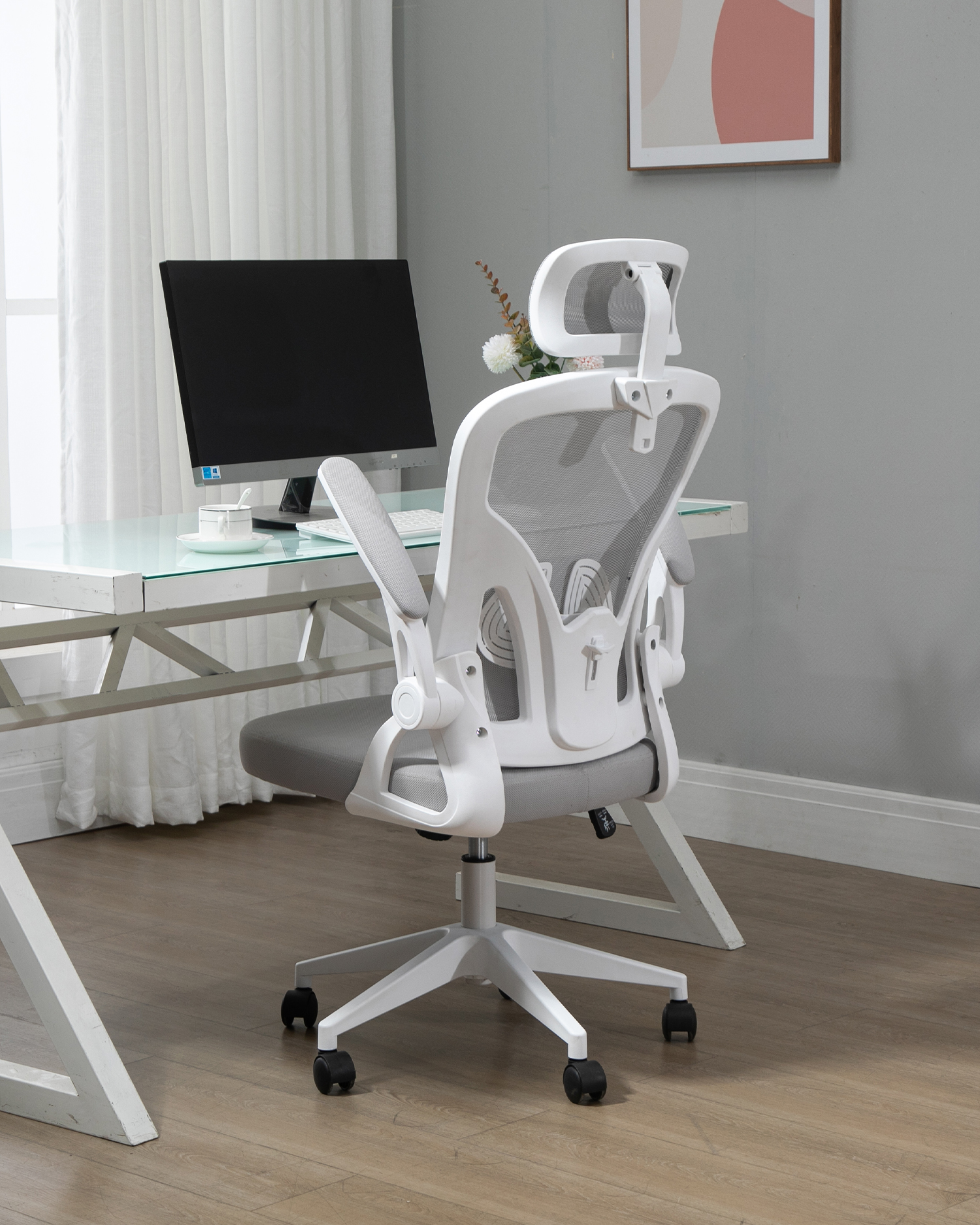 Офисное кресло с регулируемым подлокотником Офисное кресло с регулируемым подлокотником