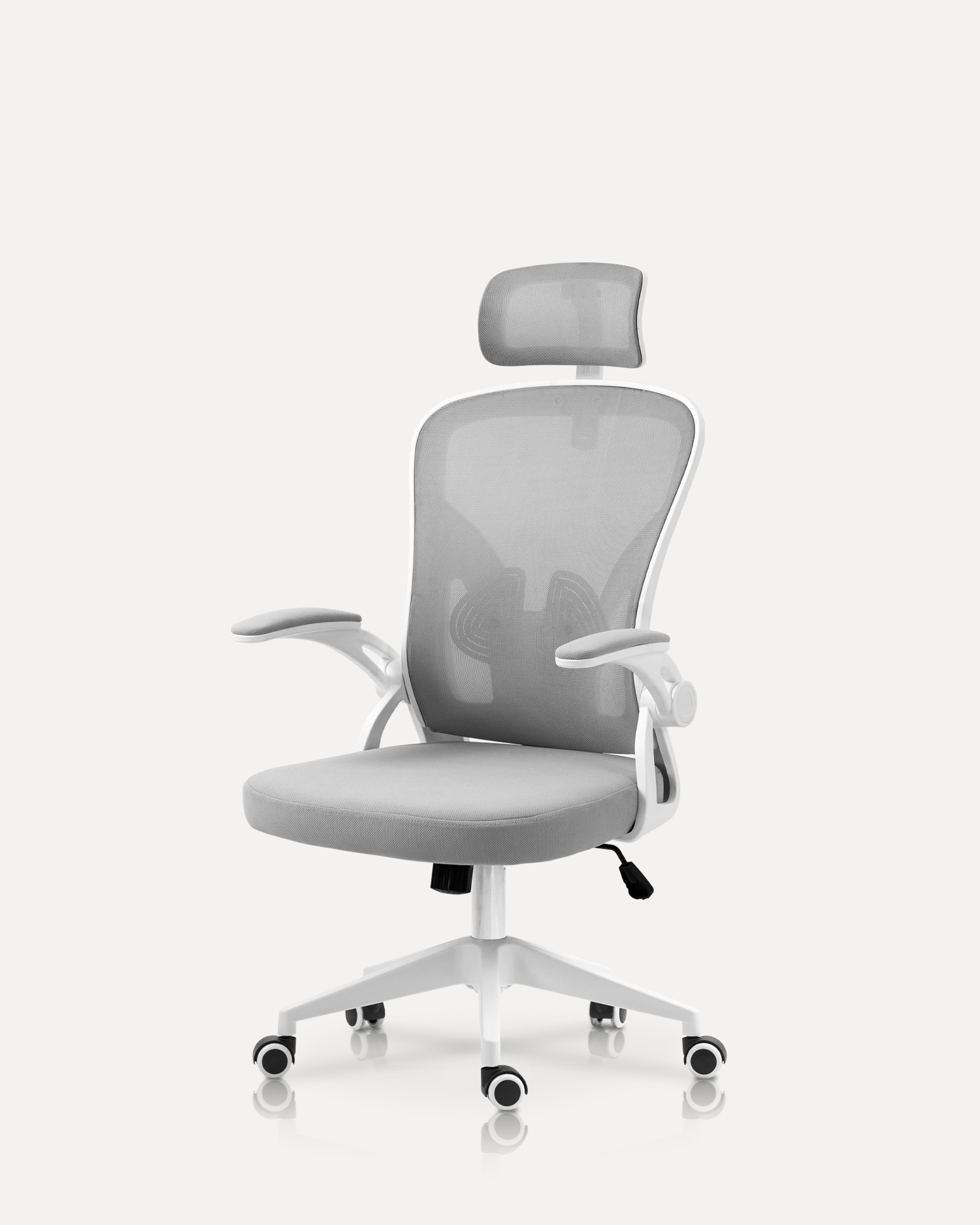 Офисное кресло с регулируемым подлокотником