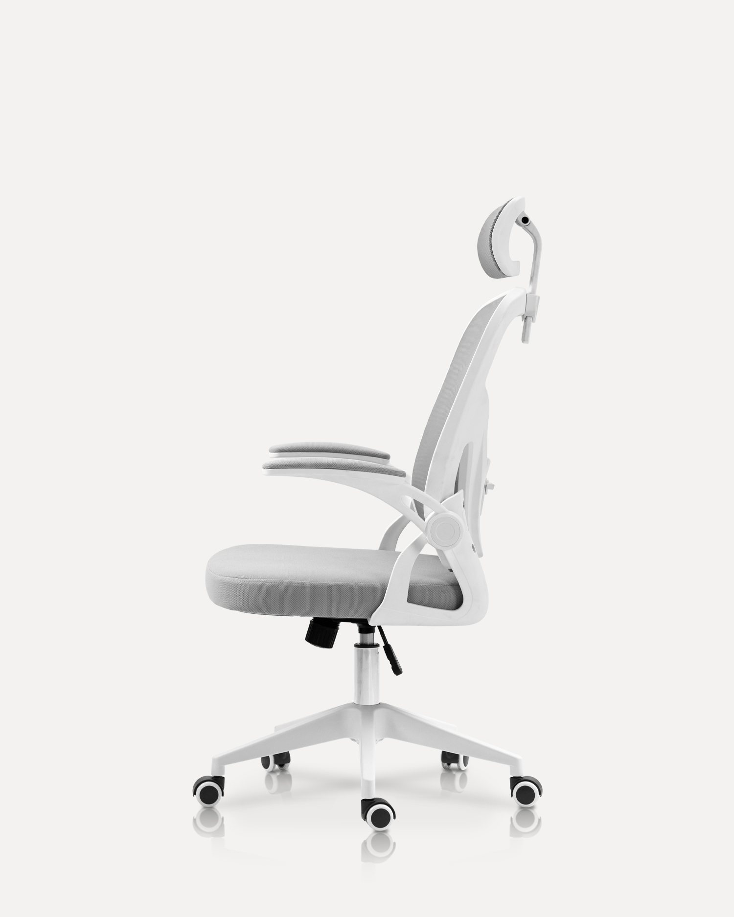 Офисное кресло с регулируемым подлокотником Офисное кресло с регулируемым подлокотником